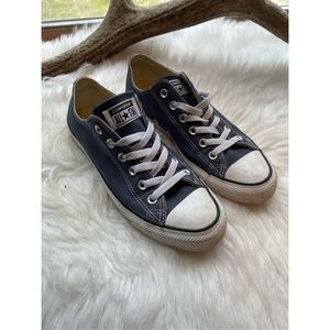 Converse low top chuck Taylor’s navy blue size 8.5
